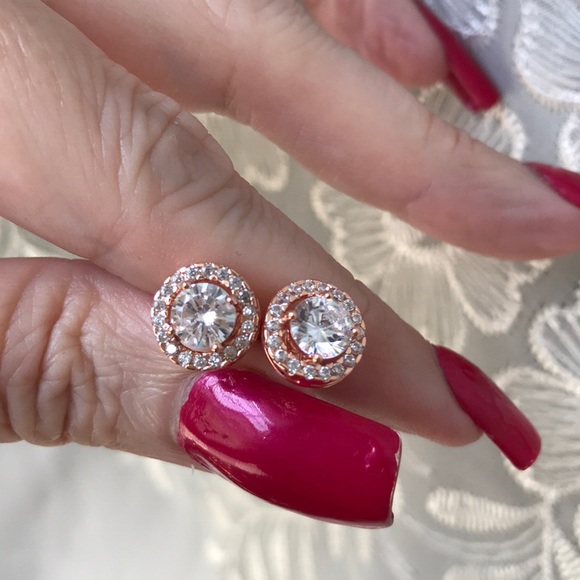 💔SOLD OUT❣️💎😇Haloed Faux Diamond Earrings RG - Picture 2 of 6